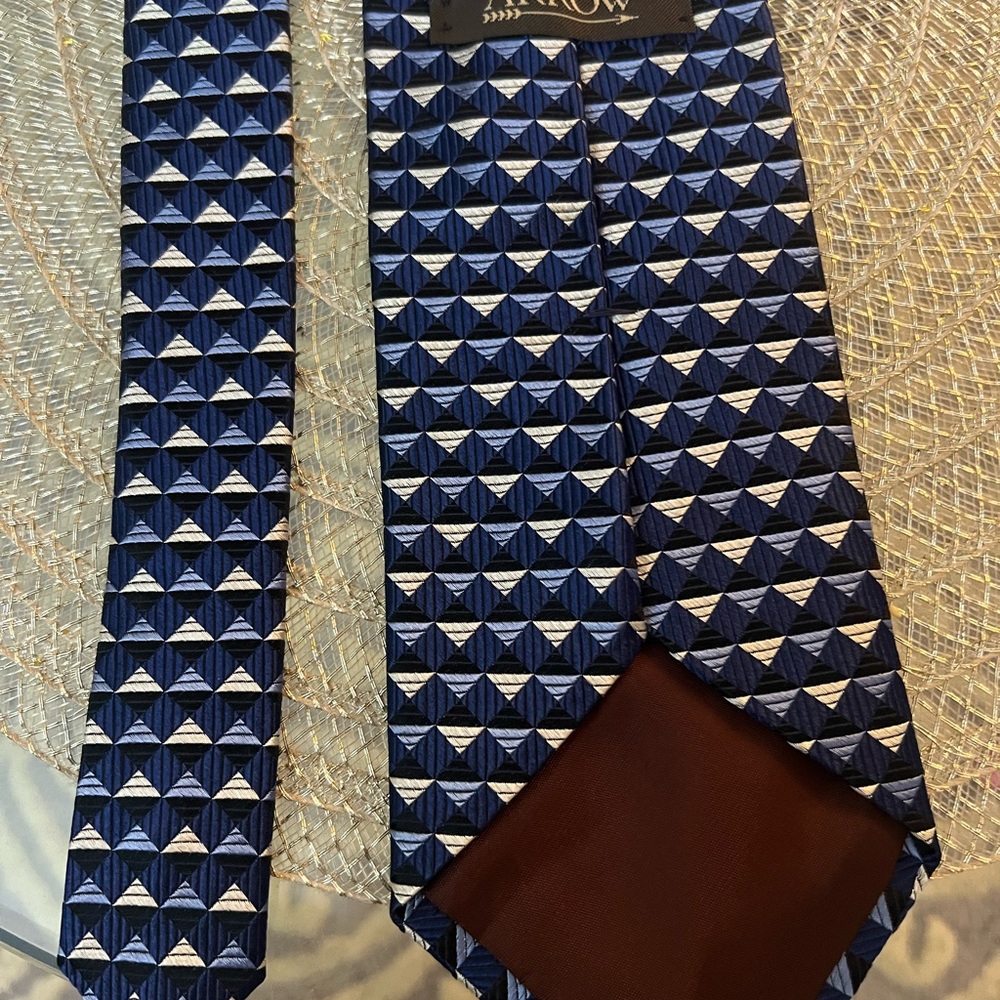 NWOT Arrow Blue and Silver Patterned Silk Tie